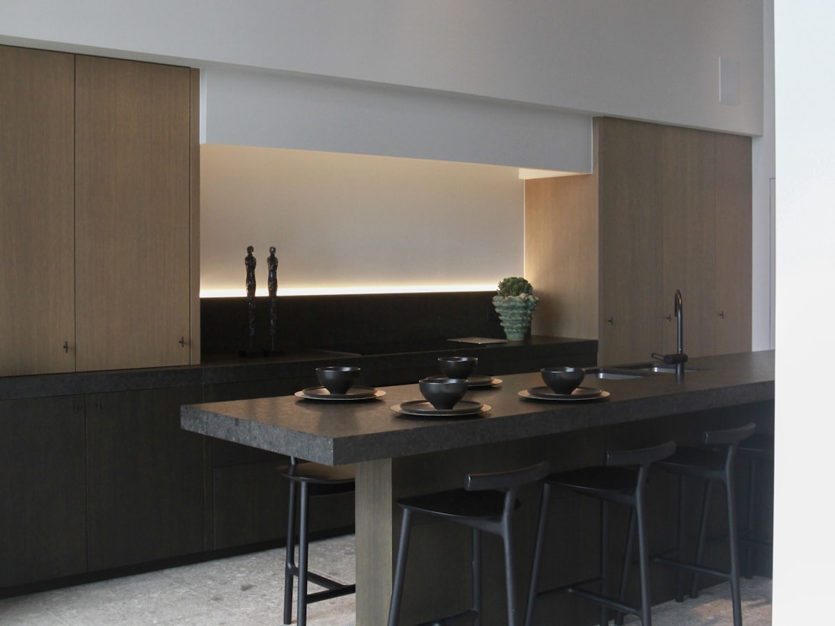 Îlot central en bois et pierre dans une cuisine contemporaine