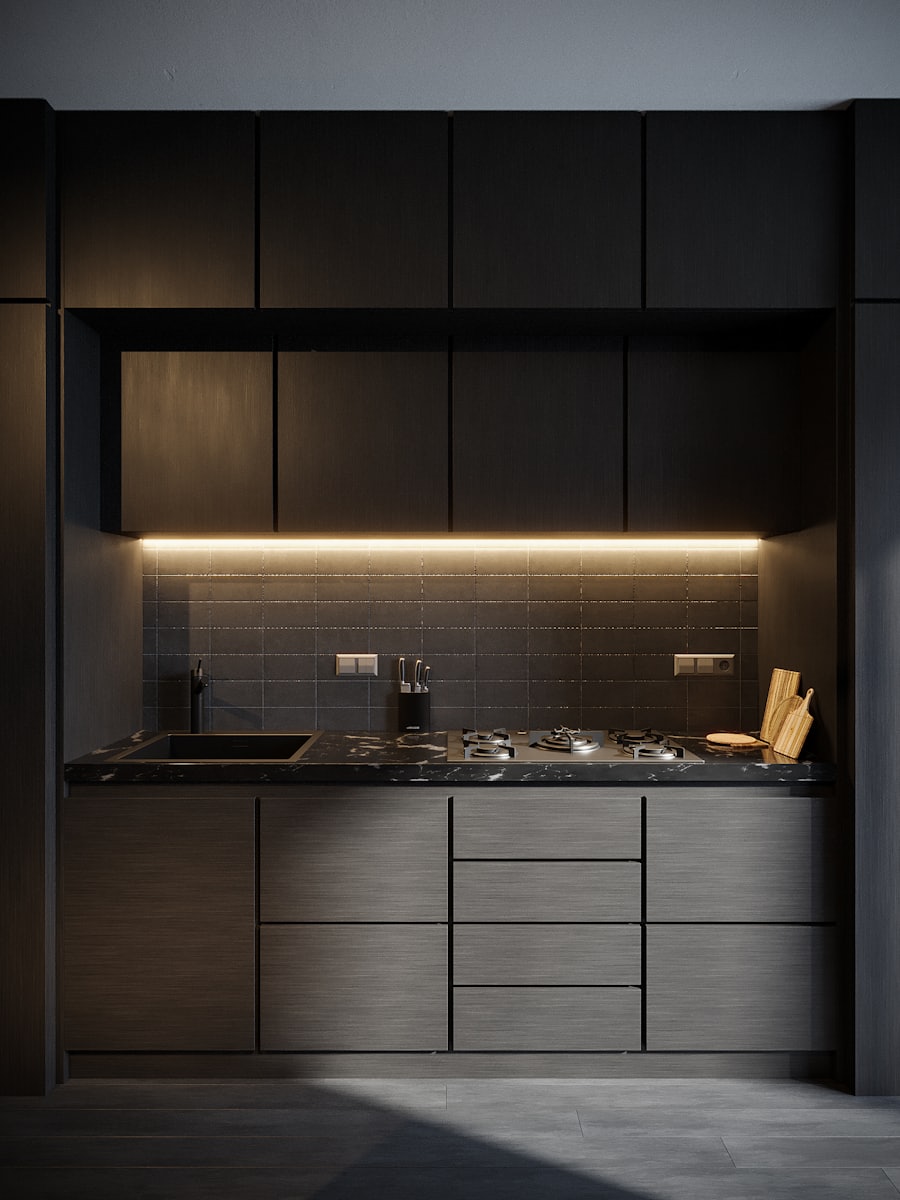 Cuisine minimaliste aux surfaces continues et rangements dissimulés